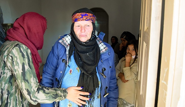-La mère de l'assaillant niçois Brahim Aouissaoui, qui a tué trois personnes et en a blessé plusieurs autres dans la ville de Nice, au domicile familial de la ville tunisienne de Sfax, le 30 octobre 2020. Photo par Fethi Belaid / AFP via Getty Images.