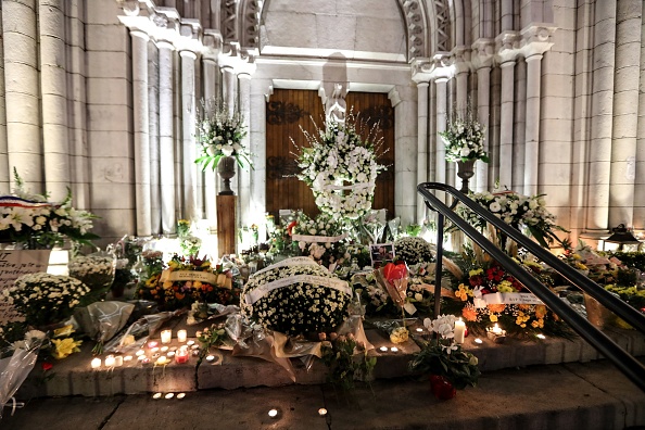 -Des bougies et des fleurs ont été déposées en hommage aux victimes, aux portes de la basilique Notre-Dame de l'Assomption à Nice le 30 octobre 2020. Photo Valery Hache /AFP via Getty Images.