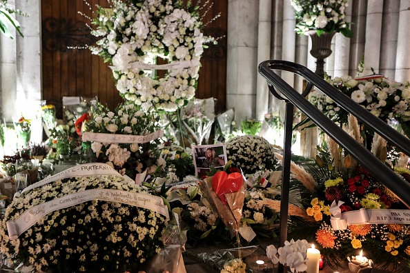 Des bougies et des fleurs ont été déposées en hommage sur les marches de la basilique Notre-Dame de l'Assomption à Nice le 30 octobre 2020, au lendemain de l'attaque au couteau qui a tué trois personnes. (Photo : VALERY HACHE/AFP via Getty Images)