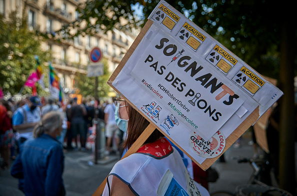 17 septembre 2020. Manifestation près de la place de la République à Paris, dans le cadre d'une journée de grèves et de protestations dans toute la France. Les travailleurs de la santé manifestent leur mécontentement à propos des salaires et des conditions de travail pendant la pandémie de Covid-19. (Photo : Kiran Ridley/Getty Images)