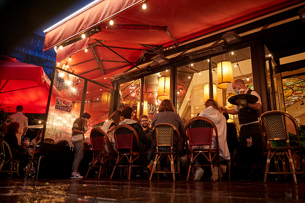 Face à la propagation du coronavirus, Matignon a annoncé le 4 octobre que Paris passait en "zone d'alerte maximale". Elles  pourraient notamment entraîner la fermeture des bars et cafés. (Photo : Kiran Ridley/Getty Images)