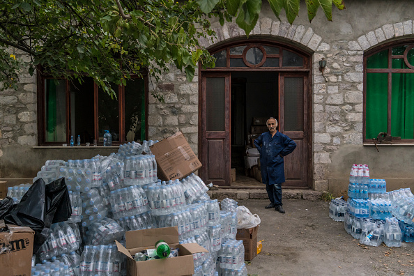 -Une organisation caritative arménienne, aide à distribuer des fournitures données aux membres de l'armée arménienne, le 1er octobre 2020 Haut-Karabakh. Photo par Brendan Hoffman / Getty Images.