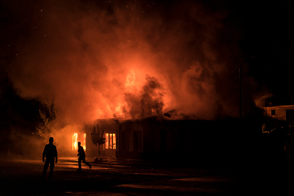 -Un incendie brûle dans une quincaillerie après qu'une attaque à la roquette a provoqué l'incendie du bâtiment  octobre 2020 à Stepanakert, dans le Haut-Karabakh. Photo par Brendan Hoffman / Getty Images.