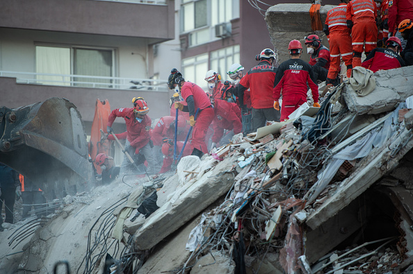Le personnel des services d'urgence fouille un bâtiment effondré à la recherche de survivants après un puissant tremblement de terre, le 31 octobre 2020 à Izmir, en Turquie. (Photo : Burak Kara/Getty Images)