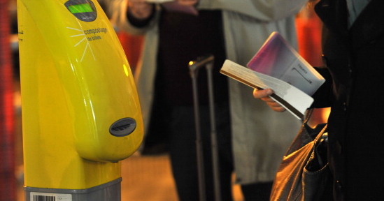 Lors du couvre-feu, le billet de train ou d'avion après 21H00 "vaudra dérogation". (Photo : ALAIN JOCARD/AFP via Getty Images)