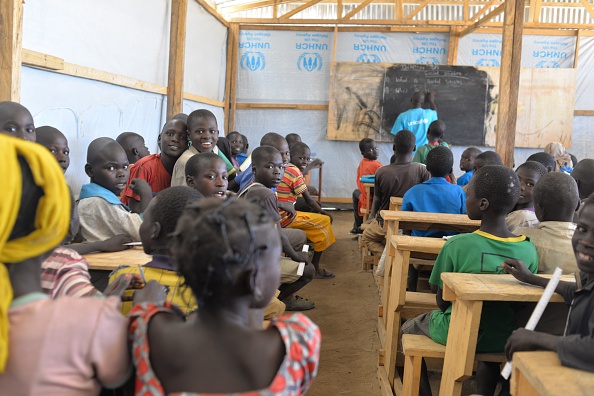 Des élèves dans une classe d'un camp de réfugiés le 13 novembre 2014 à Minawao, à l'extrême nord-ouest du Cameroun. (Photo Reinnier KAZE/AFP via Getty Images)