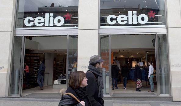 Le magasin de prêt-à-porter Celio sur l'avenue des Champs-Élysées à Paris. (Photo: ALAIN JOCARD/AFP via Getty Images)
