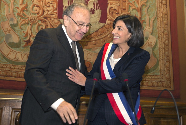 La maire de Paris, socialiste Anne Hidalgo et Pierre Aidenbaum.   (Photo : JOEL SAGET/AFP via Getty Images)