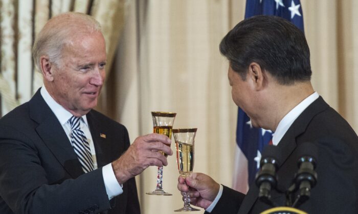 Joe Biden, vice-président américain de l’époque, et le dirigeant chinois Xi Jinping portent un toast lors d'un déjeuner d'État pour la Chine, organisé par le secrétaire d'État américain John Kerry au Département d'État à Washington, le 25 septembre 2015. (Paul J. Richards/AFP via Getty Images)