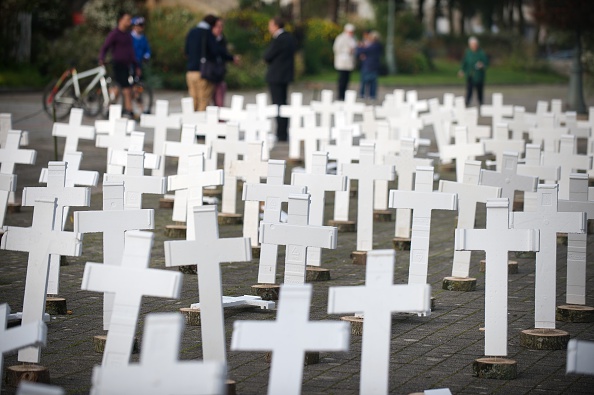 600 croix blanches représentant autant d'agriculteurs qui se donnent la mort chaque année ont été installées devant le mémorial de Saint-Anne-d'Auray (Morbihan). (JEAN-SEBASTIEN EVRARD/AFP via Getty Images)