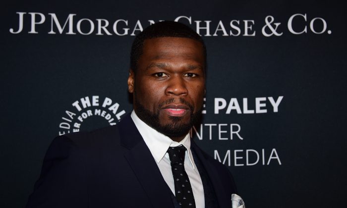 Curtis « 50 Cent » Jackson arrive au Paley Center For Media pour l'hommage hollywoodien rendu aux réalisations afro-américaines dans le domaine de la télévision le 26 octobre 2015 à Beverly Hills, en Californie. ( FREDERIC J. BROWN/AFP/Getty Images)