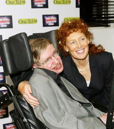 Le professeur Stephen Hawking et son épouse Elaine Mason posent dans la salle de remise des prix aux "British Comedy Awards 2004" le 22 décembre 2004 aux studios de télévision de Londres. (Photo Claire Greenway/Getty Images)