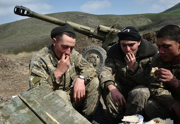 -Illustration- Des soldats de l'armée de défense du Haut-Karabakh déjeunent près d'une arme à feu. Photo Karen Minasyan / AFP via Getty Images.