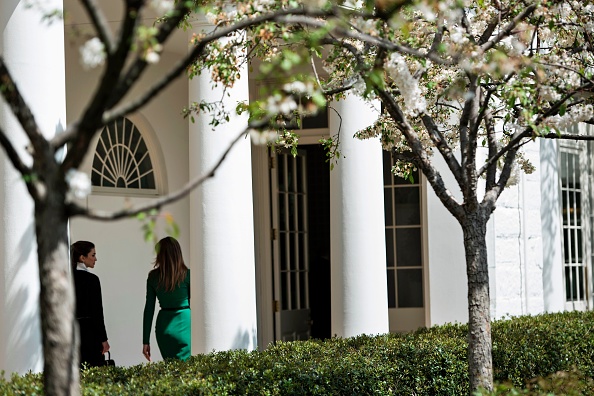 Résidence dev la Maison Blanche, le président Trump est resté toute la journée pour y travailler. Photo Brendan Smialowski / AFP via Getty Images.
