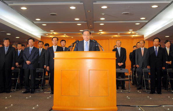 -Lee Kun-Hee président du plus grand groupe sud-coréen Samsung, lors d'une conférence de presse au siège du groupe à Séoul le 22 avril 2008. Photo Jung Yeon-Je / AFP / Getty Images.
