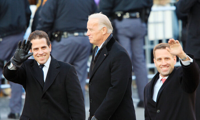L'ancien vice-président américain Joe Biden et ses fils Hunter Biden (à gauche) et Beau Biden participent au défilé d'inauguration à Washington le 20 janvier 2009. (David McNew/Getty Images)
