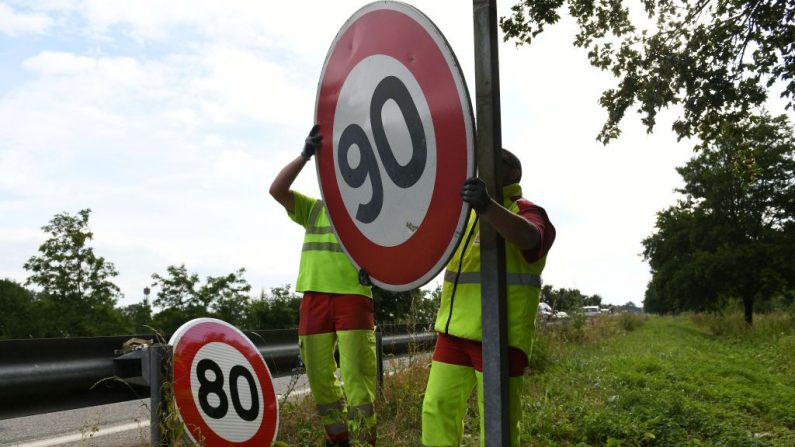 Des employés de la DIR (Direction interdepartementale des routes) remplacent un panneau de limitation de vitesse (SEBASTIEN BOZON/AFP via Getty Images)