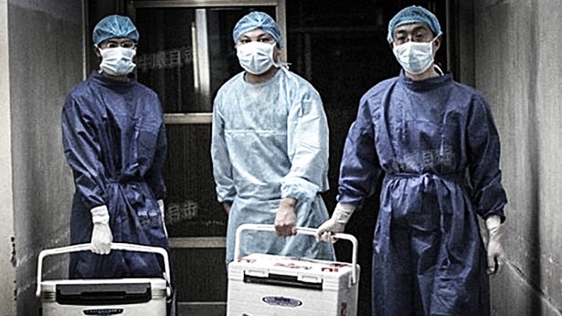 Des médecins transportent des organes destinés à une transplantation dans un hôpital de la province du Henan le 16 août 2012 (capture d'écran/Sohu.com)