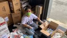 Un garçon de 7 ans gère une épicerie sociale pour aider les personnes dans le besoin pendant la pandémie