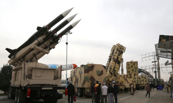 Les Iraniens visitent une exposition d'armes et d'équipement militaire dans la capitale Téhéran, le 2 février 2019. (Atta Kenare/AFP via Getty Images)