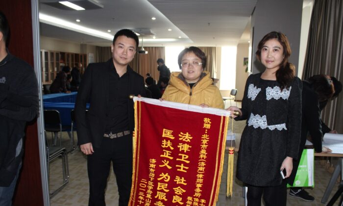 Les propriétaires expriment leur gratitude à Zhang Shichao (à gauche) pour avoir protégé leurs droits de propriété par des moyens légaux, à Jinan, en novembre 2013. (Avec l'aimable autorisation de Zhang Shichao)