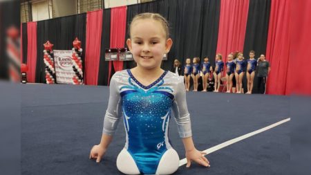 Une fille de 8 ans née sans jambes est maintenant une petite gymnaste : « On peut tout surmonter »
