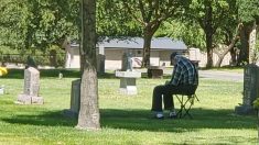 Un homme échange avec un ancien combattant à la tombe de sa défunte femme : « Un grand nombre de personnes se soucient d’eux »