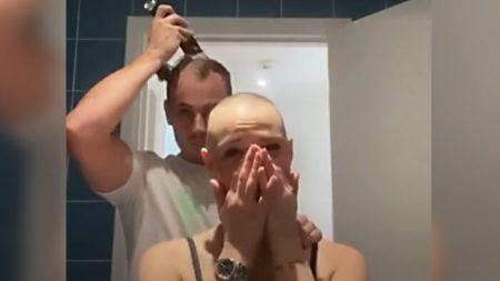 Une vidéo émouvante montre un homme qui se tond le crane après avoir rasé la tête de sa compagne en raison d’une alopécie
