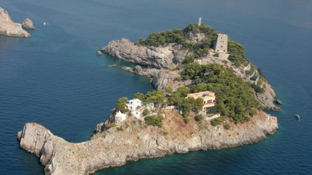 Cette incroyable île italienne a la forme d’un dauphin