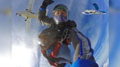 À l’occasion de ses 102 ans, une ancienne combattante de la Seconde Guerre mondiale réalise un de ses nombreux rêves : un saut en parachute d’une hauteur de 3000 mètres