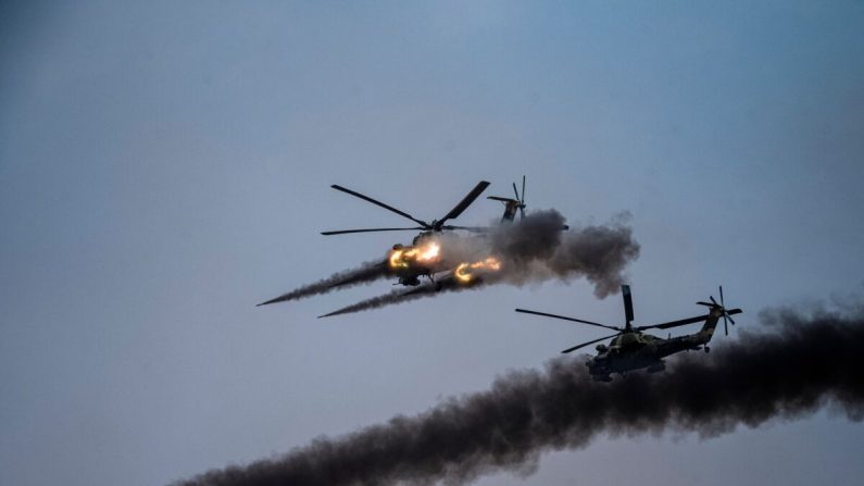 Des hélicoptères lancent des roquettes lors des exercices militaires "Caucase-2020" rassemblant des unités provenant de Chine, d'Iran, du Pakistan et de Birmanie, ainsi que de l'ex-Arménie soviétique, de l'Azerbaïdjan et de la Biélorussie au champ de tir de Kapustin Yar dans la région d'Astrakhan, au sud de la Russie, le 25 septembre 2020. (Dimitar Dilkoff/AFP via Getty Images)