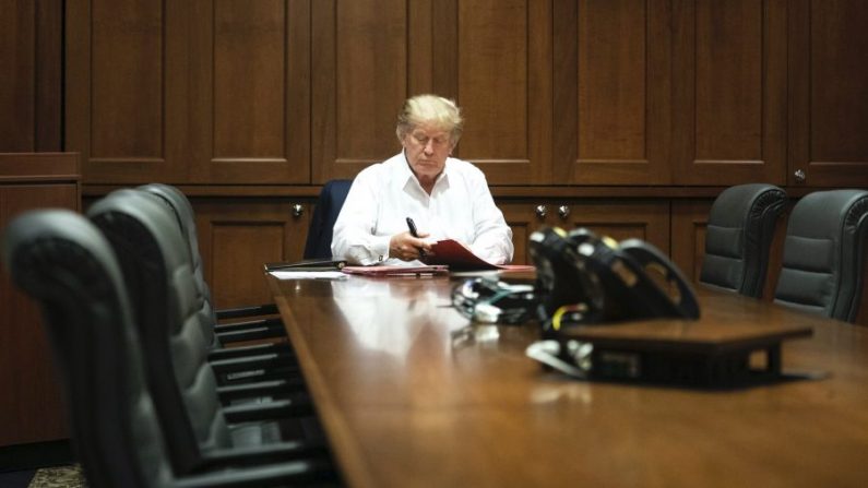 Le président américain Donald Trump travaillant dans la suite présidentielle au Walter Reed National Military Medical Center le 3 octobre 2020. (Joyce N. Boghosian/White House)