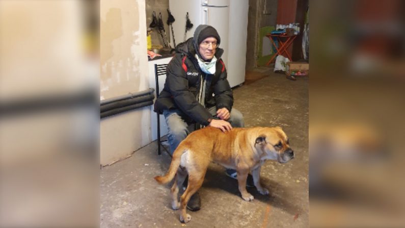 Yves Delobelle en compagnie d’Ayka, la chienne du jeune sans-abri à qui le sexagénaire a décidé d’offrir son camion. Crédit : Page Facebook  « Yves, l’homme à la camionnette bleue ». 
