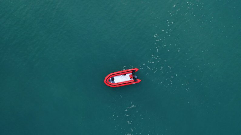 Sur cette image aérienne prise par un drone, un canot migrateur vide flotte au large de la plage de St Margaret's Bay après que les occupants aient débarqué de France à Douvres, en Angleterre, le 11 septembre 2020. (Christopher Furlong/Getty Images)