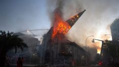 À Santiago du Chili, deux églises pillées et incendiées par des milices gauchistes