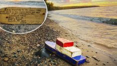 Un couple trouve un bateau-jouet jeté à l’eau il y a 27 ans avec un message et retrouve son expéditeur