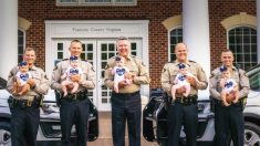 Un shérif et ses 4 adjoints, tous heureux d’être pères de petites filles en même temps, partagent une adorable séance de photos
