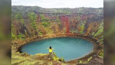 Ce lac de cratère volcanique est un joyau géologique exceptionnel planté dans le magnifique décor du paysage Islandais