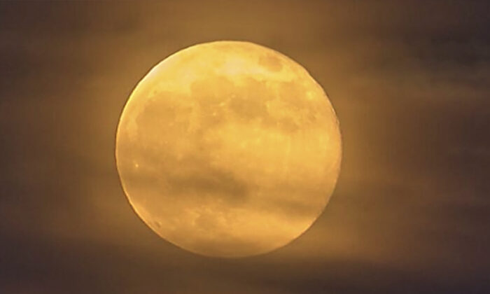 La première pleine lune d'octobre était la lune des moissons le 1er octobre, et la deuxième pleine lune aura lieu le 31 octobre. Une pleine lune pour Halloween. (Avec l'aimable autorisation de la NASA)