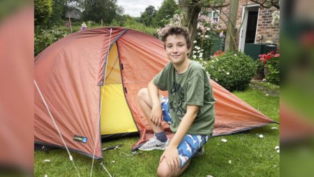 Un scout de 10 ans dort dans une tente durant 200 jours et collecte 95.000 euros pour un hospice local