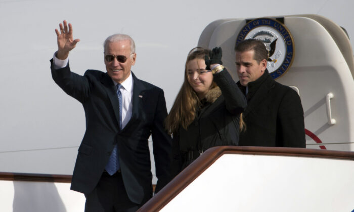 Le vice-président américain Joe Biden salue en sortant d'Air Force Two avec sa petite-fille, Finnegan Biden (au centre) et son fils Hunter Biden (à droite) à leur arrivée à Pékin le 4 décembre 2013. (Ng Han Guan/AFP via Getty Images)