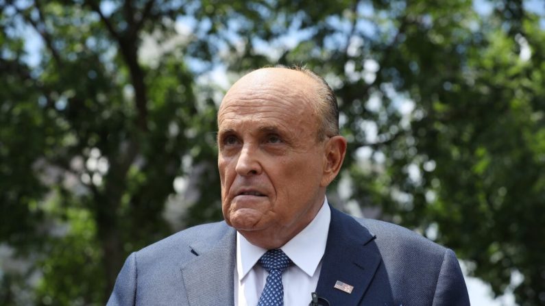 L'avocat du président américain Donald Trump et ancien maire de New York, Rudy Giuliani, s'adresse aux journalistes devant la Maison-Blanche à Washington le 1er juillet 2020. (Chip Somodevilla/Getty Images)
