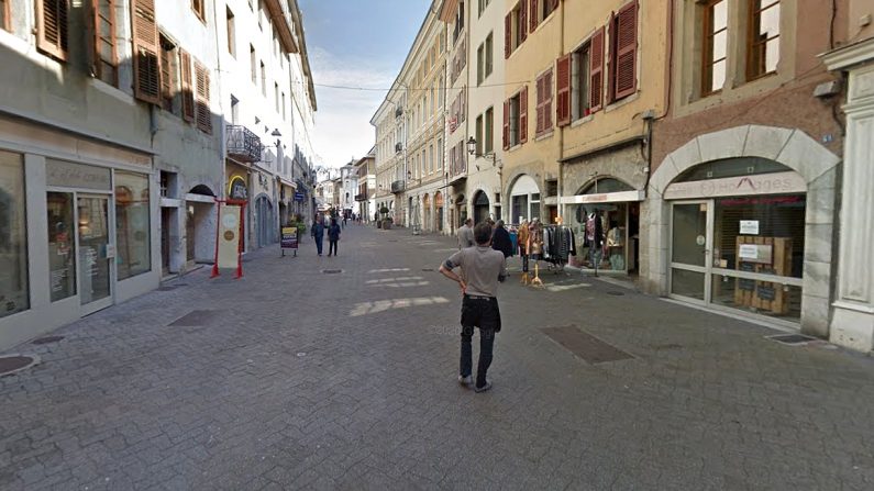 Rue Croix d'Or à Chambéry, où de nombreux commerces sont actuellement fermés - Google maps