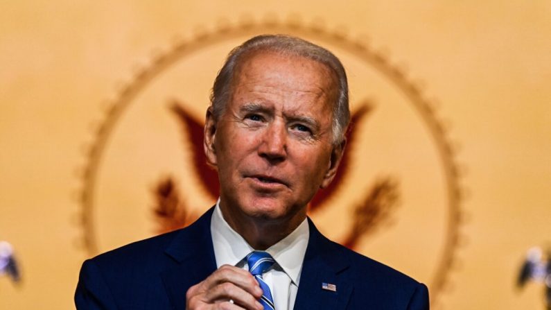 Le candidat démocrate à la présidence Joe Biden prononce un discours pour la fête de Thanksgiving au Théâtre Queen à Wilmington, dans le Delaware, le 25 novembre 2020. (Chandan Khanna/AFP via Getty Images)