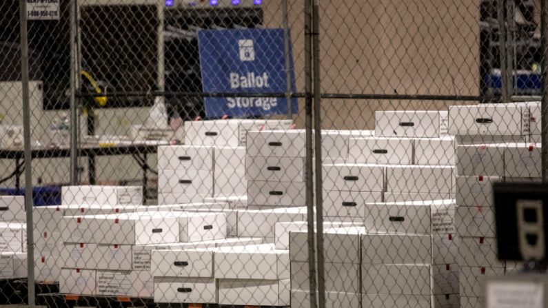 Des boîtes de bulletins de vote comptés sont enfermées dans une zone de stockage au Centre de la Convention de Philadelphie, à Philadelphie, en Pennsylvanie, le 6 novembre 2020. (Chris McGrath/Getty Images)