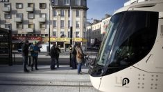 Lyon : dans le tram avec son bébé, il demande à un homme d’arrêter de fumer et se fait frapper