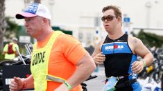 Un homme atteint de trisomie termine l’Ironman pour la première fois de l’histoire et établit un record du monde Guinness
