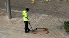 Un agent de propreté dessine un cœur sur le trottoir avec des feuilles, il lui tarde de revoir sa famille au milieu de la pandémie