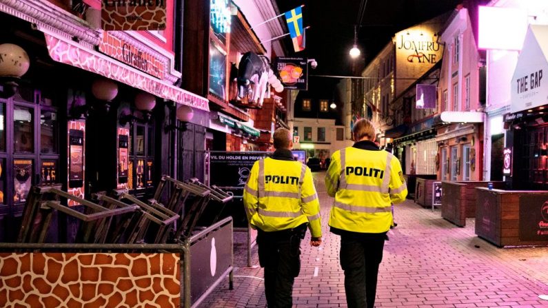 La police patrouille dans la célèbre rue de divertissement Jomfru Ane Gade à Aalborg, au Danemark, le 19 septembre 2020, car les restaurants et les bars doivent fermer à 22 heures pour aider à freiner la hausse des cas de COVID-19. (Henning Bagger/Ritzau Scanpix/AFP via Getty Images)