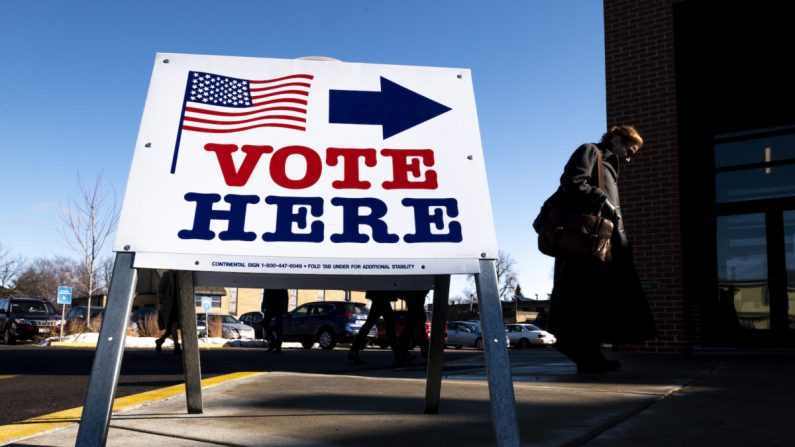Un électeur arrive à un bureau de vote à Minneapolis, dans le Minnesota, le 3 mars 2020. (Stephen Maturen/Getty Images)